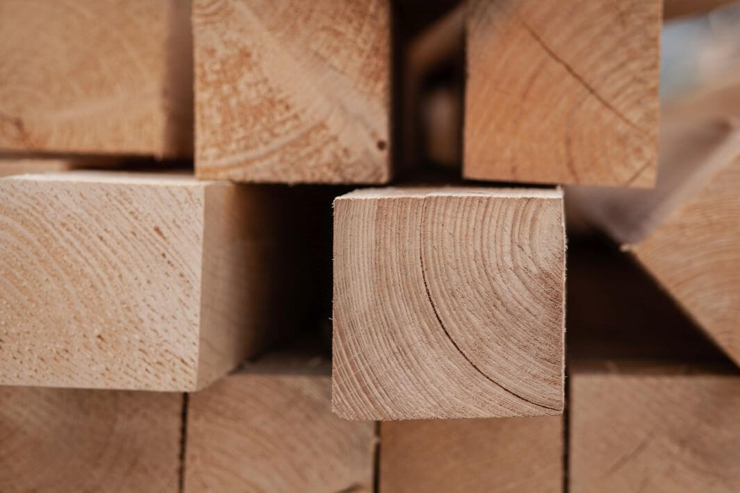 Klasy drewna są kategoryzowane na podstawie jakości i wytrzymałości, co jest bardzo ważne przy wyborze surowca do budowy lub wykończenia mebli