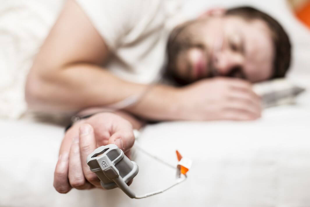 Bezdech senny jest poważnym zaburzeniem snu, które polega na chwilowym zatrzymaniu oddechu w jego trakcie