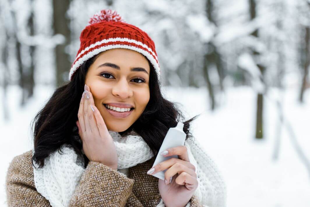 Zima może przyczynić się do zaostrzenia różnych problemów skórnych. Aby je złagodzić, należy stosować produkty oczyszczające i nawilżające